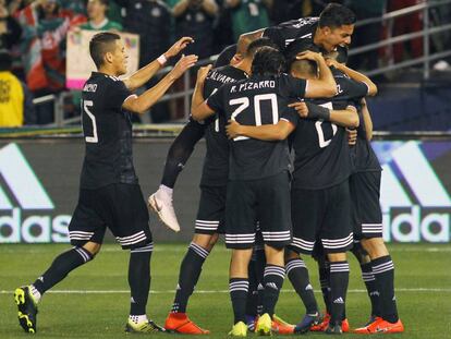 El equipo mexicano celebra el triunfo. 