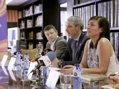 De izquierda a derecha, Joaquim Coll, Josep Ramon Bosch y Susana Beltrán, durante la presentación la carta enviada al cuerpo diplomático acreditado en España.