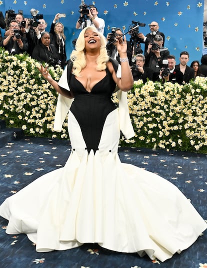 Detroit şarkıcısı Lizzo, Met Gala'da sarışın saçları yayınladı ve bu Hıristiyan Siriano Siren kesimi ile Dorado Hollywood Divas tarzında poz verdi.