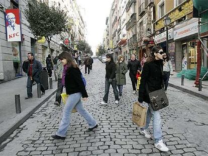 Los peatones cruzan despreocupadamente la calle de la Montera, muy cerca de la Puerta del Sol, ante la ausencia de vehículos.