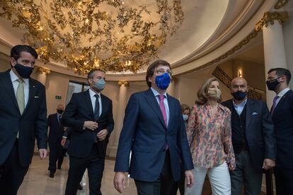 El alcalde de Madrid, José Luís Martinez-Almeida, entrando al Ritz este jueves.