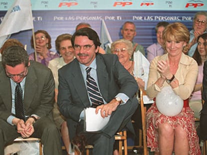 José María Aznar, con Alberto Ruiz-Gallardón y Esperanza Aguirre, en el mitin de ayer en Carabanchel.