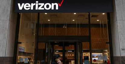 Una persona camina por delante de una tienda de Verizon en Nueva York.