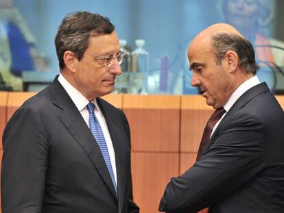 Mario Draghi y Luis de Guindos en la reunión del Eurogrupo del 9 de julio