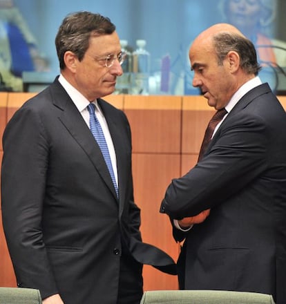 Mario Draghi y Luis de Guindos en la reunión del Eurogrupo del 9 de julio