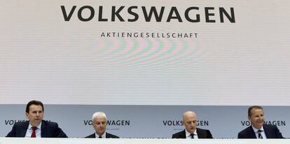 Varios directivos de Volkswagen, entre ellos el CEO, Matthias Mueller (segundo por la izquierda) y el jefe de marca, Herbert Diess (primero por la derecha).