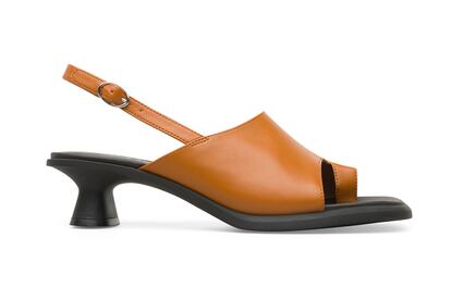 Dina: un icono de entretiempo. Desde que las chanclas saltaron de la piscina a la calle, la tendencia ha derivado hacia formas más sofisticadas y urbanas. Con suela de caucho y un sensato tacón cuadrado, en esta versión destalonada de Dina el dedo sigue siendo el protagonista. Una suave piel marrón –que por supuesto cuenta con la certificación Leather Working Group–, cubre el resto del pie, convirtiendo esta versión kitten heel de las Dina en el perfecto calzado de transición.