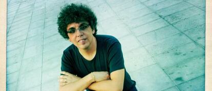 Pedro Guerra vive en un pueblo a las afueras de la capital, donde lleva una vida "tranquila y familiar".