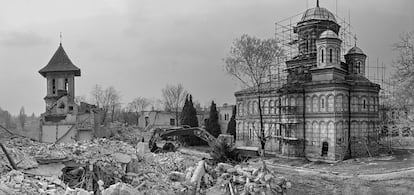 Fotografía incluida en el libro 'En la época dorada' de Andrei Pandele, del templo Mihai Vodă, uno de los pocos que logró sobrevivir al gobierno de Ceausescu.