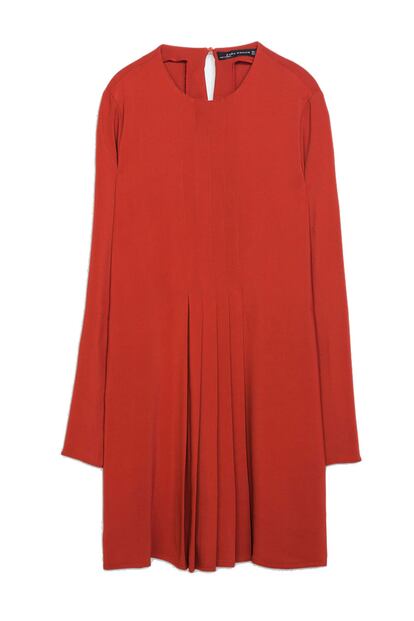 Vestido con tablas en la parte delantera. Es de Zara (59,95 euros).