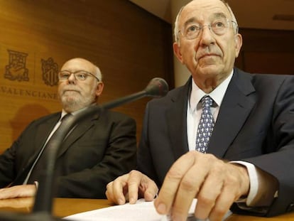 El exgobernador del Banco de Espa&ntilde;a Miguel &Aacute;ngel Fern&aacute;ndez Ord&oacute;&ntilde;ez (d).  EFE/Archivo