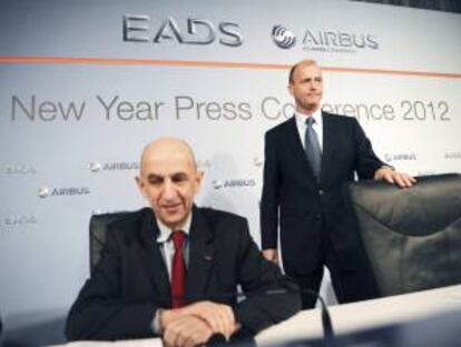 El presidente del grupo europeo de aeronutica y defensa EADS, Louis Gallois (izq), y el presidente de Airbus, Tom Enders. EFE/Archivo