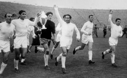 Di St&eacute;fano, Marquitos, Dom&iacute;nguez, Gento, Santamar&iacute;a y Puskas celebran el t&iacute;tulo de 1960.