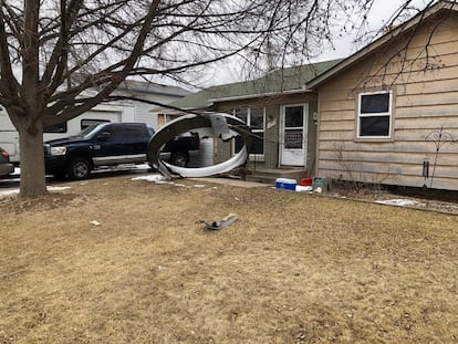 Una fotografía muestra partes del Boeing 777-200 de United Airlines en un hogar en Broomfield, Colorado.