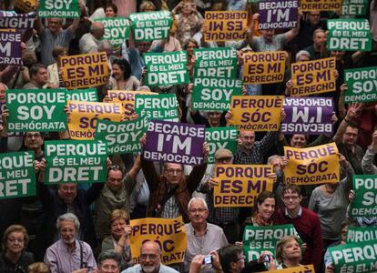 Qué va a pasar con nosotros, los ciudadanos que vivimos en Cataluña que nos sentimos catalanes y españoles. Quién habla por nosotros, quién nos defiende. No soy independentista, pero quiero a Cataluña, es mi casa y la de mi familia, quiero seguir viviendo y trabajando aquí; pero quiero también ir a Orihuela, a Madrid, a Málaga sin fronteras, porque en esos lugares también está mi vida. Me alarmo con pocas cosas, pero ayer con las noticias del texto de la declaración unilateral de independencia me sentí indefensa. Es un texto antidemocrático y fuera de todo orden legal; y dejar de lado la legalidad traerá problemas muy graves. Los políticos deben actuar ya, de forma objetiva y honesta; tenemos mucho que perder.