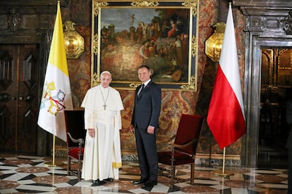 El papa Francisco posa junto al presidente polaco Andrzej Duda, en el Castillo Real Wawel de Cracovia, Polonia, el miércoles 27 de julio. 