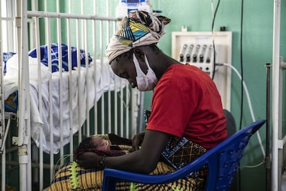 En la unidad de prematuros del Hospital Nacional Simão Mendes, el más grande del país, las madres cuidan de sus bebés. El parto en casa es, sin embargo, muy común en el país. Y cuando un niño nace con alguna discapacidad no solo no recibe la atención que necesita, sino que no se les da nombre, no se les registra y, en el peor de los casos, les matan.