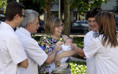 Vanesa Pastor poses for the cameras with her newborn son, Mario, and doctors.