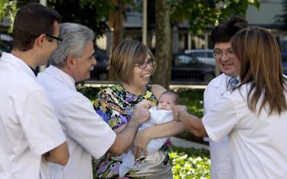 Vanesa Pastor poses for the cameras with her newborn son, Mario, and doctors. 