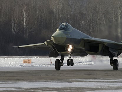 El nuevo caza 'stealth' desarrollado por Rusia aterriza tras su exitoso vuelo de prueba