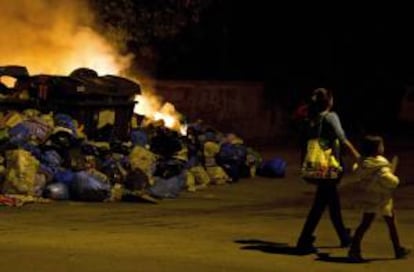 Quema de contenedores como consecuencia de la huelga de los trabajadores de Urbaser, la concesionaria de los servicios de limpieza viaria y recogida de basuras.