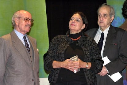 Los actores José Luis López Vazquez y Nati Mistral y el político Fernando Morán (de izquierda a drecha) esperan su turno durante la V lectura pública de El Quijote, que se ha iniciado en el Círculo de Bellas Artes, en Madrid, dentro de la Semana del Libro, en 2001.