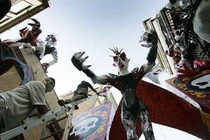 Preparación de uno de los desfiles en las fiestas del Barrio de Gràcia en 2005 (este año, del 15 al 21 de agosto).