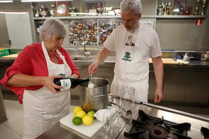 Gurutze Celayeta y Miguel López preparan el sorbete de limón en la sociedad Gazteluleku en Pamplona.