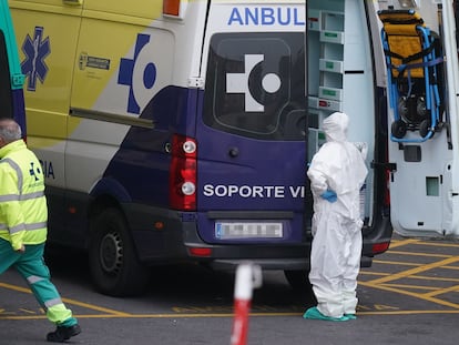 Varios sanitarios protegidos junto a una ambulancia en el Hospital Universitario Cruces, en Bilbao el 19 de marzo.