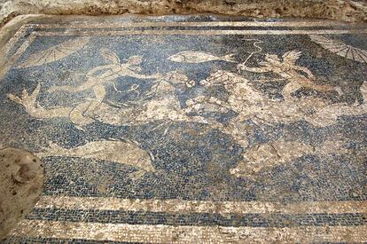 Detalle del mosaico blanco y negro hallado en el yacimiento de Forau de la Tuta, en Zaragoza.