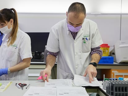 Sanitarios del Hospital Clínic trabajan tras el ciberataque que hizo caer el sistema informático en marzo.