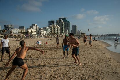 Ambiente en la playa de Jaffa durante el fin de semana.