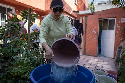 Habitantes de la alcaldía Iztapalapa llenan cubetas ante la escasez de agua, en noviembre de 2023.