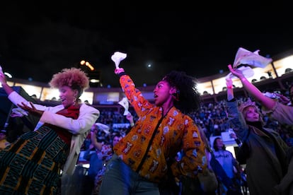 Asistentes celebran el Festival de Música del Pacífico Petronio Álvarez, en la Plaza Cultural La Santamaría, en Bogotá, el 22 de Julio del 2023.