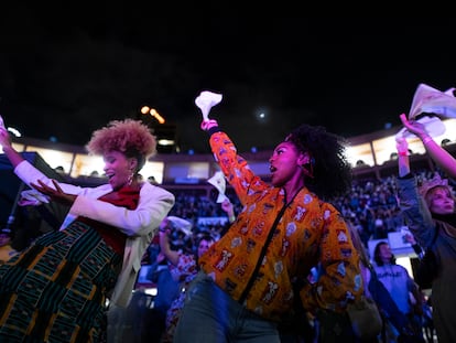 Asistentes celebran el Festival de Música del Pacífico Petronio Álvarez, en la Plaza Cultural La Santamaría, en Bogotá, el 22 de Julio del 2023.