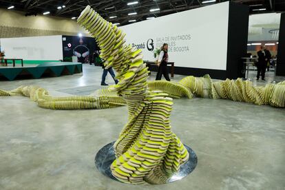 Visitantes recorren la Feria Internacional de Arte de Bogotá, (ARTBO), en Bogotá, el 26 de octubre de 2022.