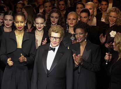 Yves Sain Laurent después de un desfile.