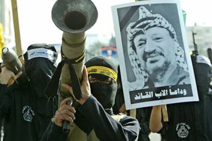 Milicianos palestinos se manifiestan en Gaza tras la muerte de Yasir Arafat.