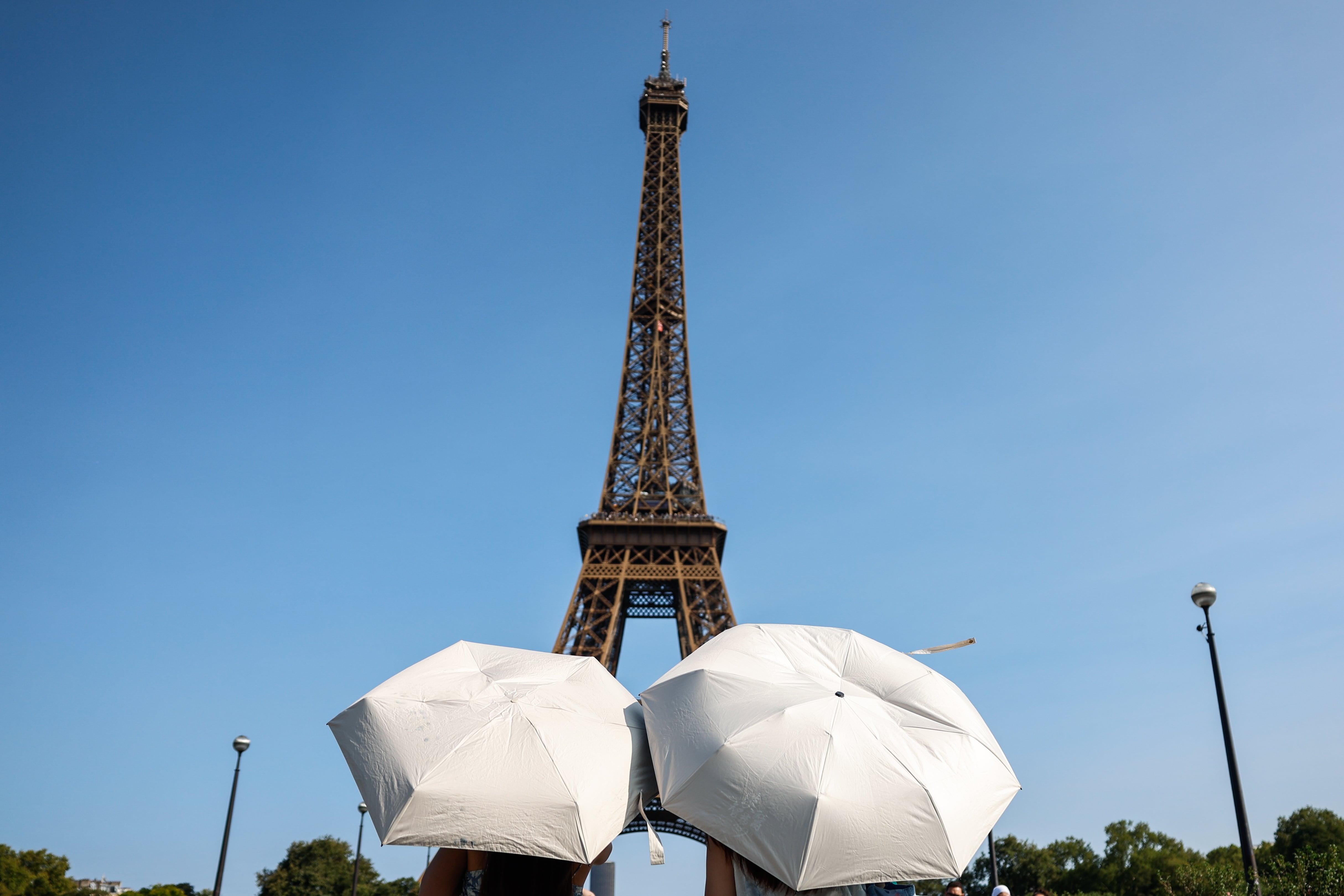 The director of the Eiffel Tower resigned after the controversy for excluding workers during the visit of an ultra religious group