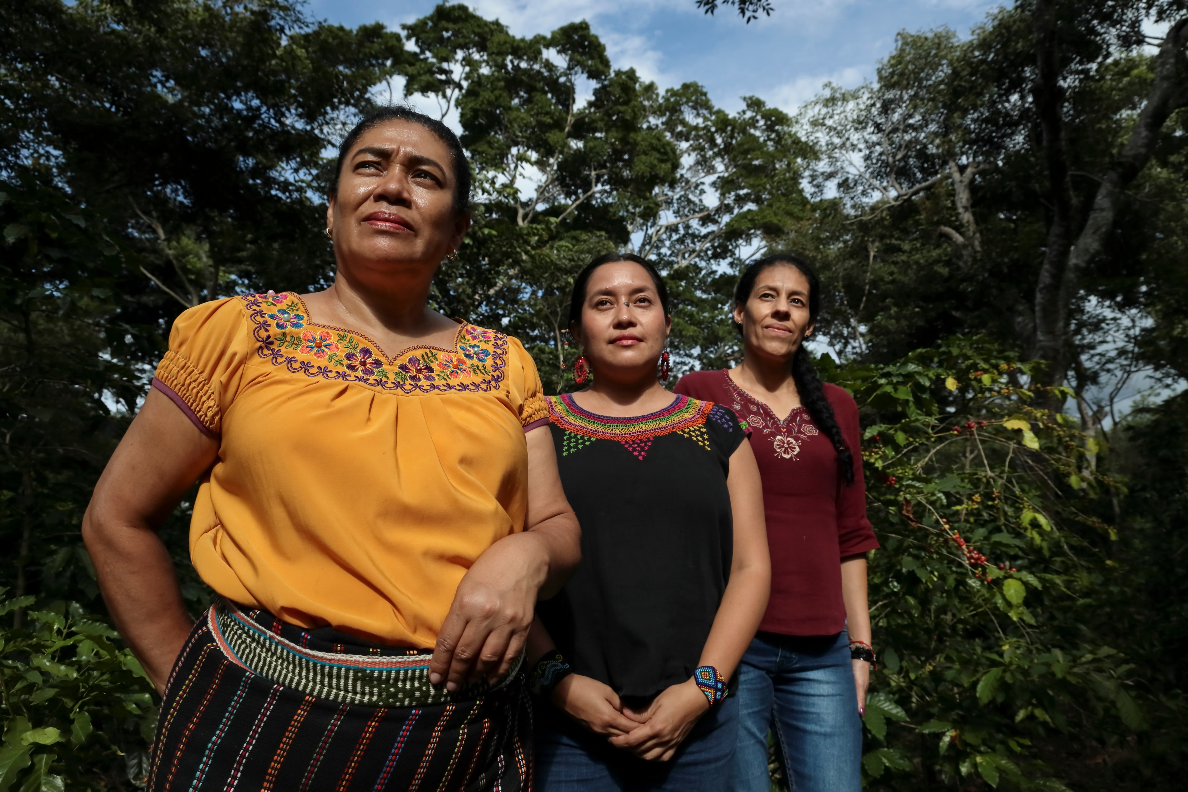 Retrato de Betty Eliza Pérez Valiente, de 57 años, Olga Idalia Mestizo Tesorero, de 37 años y Claudia Pérez, de 47 años, miembros del Observatorio de Violencia Contra la Mujer Indígena, una iniciativa apoyada por ONUMUJERES y también lideresas del Consejo Coordinador Nacional Indígena Salvadoreño (CCNIS). “Realmente ha servido para mucho y sobre todo a sanar, a sanar, porque he entendido que en este proceso no solo son como mis propias heridas, sino que también las heridas de mi linaje”, expresa Olga Mestizo. “Trabajamos diversas áreas y el tema de la violencia hacia las mujeres y las niñas es muy es muy fuerte en las comunidades indígenas es fuertísimo. Nosotros por lo menos lo vamos a seguir haciendo desde la cosmovisión, desde nuestra pertinencia cultural, desde los ámbitos que podamos. Vamos a seguir trabajando estos temas porque son para el bienestar de las presentes y futuras generaciones, que son las niñas y los niños”, explica Betty. 