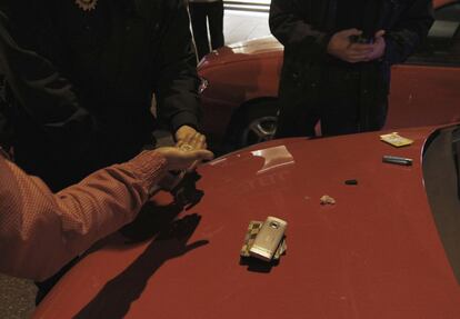 Los identificados por los bronce tienen que poner todo lo que llevan en los bolsillos en el capó del coche.