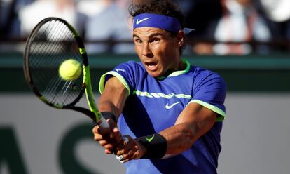 Rafael Nadal en acción antes de ganar su segundo set.