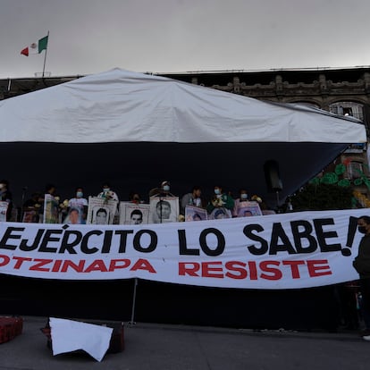 Marcha por los 43 estudiantes de la Escuela Normal Rural de Ayotzinapa “Raúl Isidro Burgos” de Iguala, Guerrero. Los padres de los estudiantes desaparecidos en la marcha de este lunes 26 de septiembre 2022 al cumplirse ocho años de su desaparición.