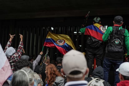 Manifestantes bloquean la salida del Palacio de Justicia, en Bogotá, el 8 de febrero.