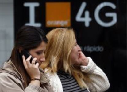 Dos mujeres hablan por teléfono en Madrid.