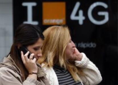 Dos mujeres hablan por tel&eacute;fono en Madrid.