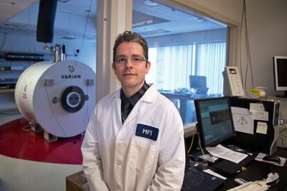 Jesús Gómez-Navarro, jefe de investigación clínica de Takeda/Millennium, en uno de los laboratorios de la sede en Cambridge.