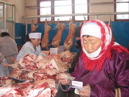 Una mujer hace la compra en un mercado de carne de Ulan Bator.