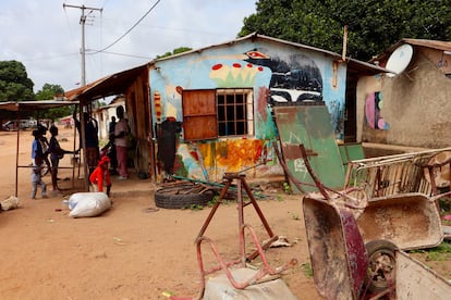 La idea original es que los murales formasen parte del paisaje urbano y se integrasen en el día a día de los aldeanos, como sucede con este pintado en el patio de una casa de Makumbaya.