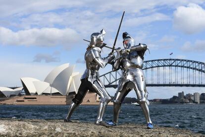 Los caballeros medievales Luke Binks (izda.) y Andrew McKinnon (dcha.) posan para una foto en Sídney (Australia). Los caballeros medievales de élite de Australia participarán en el Campeonato Mundial de Jousting durante la Feria Medieval de St Ives, que tendrá lugar los días 23 y 24 de septiembre en St Ives Showground.